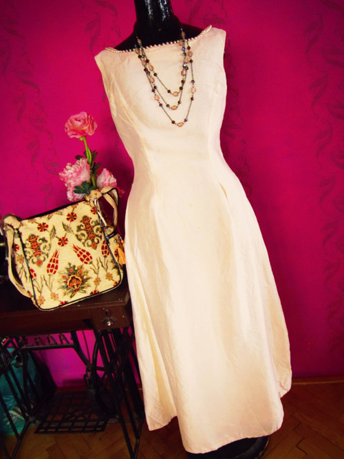 Vintage šaty cream&pearls — foto 2