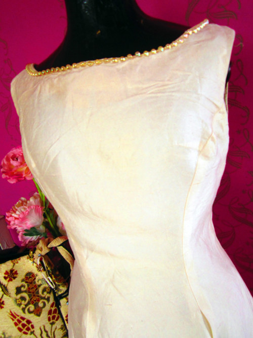 Vintage šaty cream&pearls — foto 3