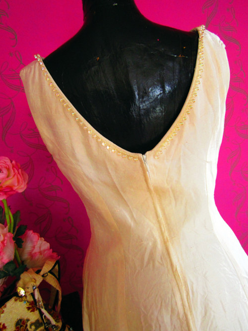 Vintage šaty cream&pearls — foto 4