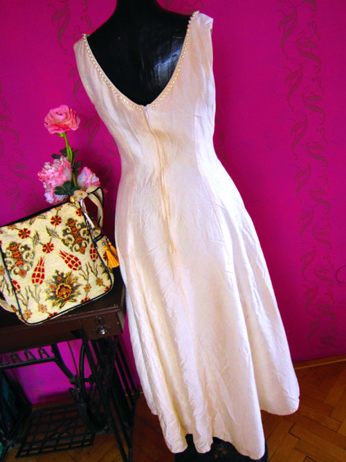 Vintage šaty cream&pearls — foto 5