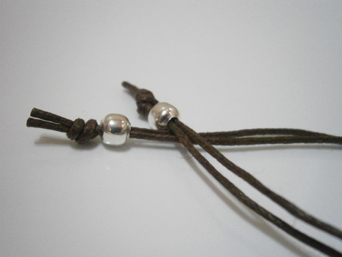 Náramek s křížkem - hnědý (macramé) — foto 5