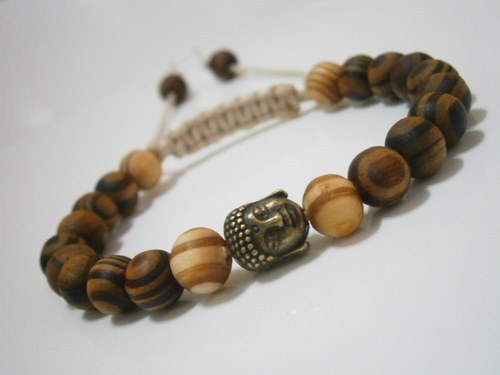 Dřevěný náramek s buddhou (macramé) — foto 2