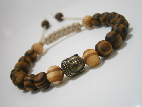 Dřevěný náramek s buddhou (macramé) — foto 3