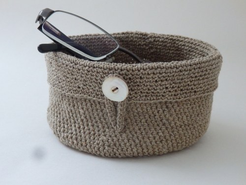 Háčkovaný košíček s perleťovým knoflíkem — foto 2