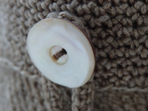Háčkovaný košíček s perleťovým knoflíkem — foto 3