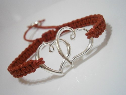 "Dvojsrdíčko" náramek - červený (macramé) — foto 2