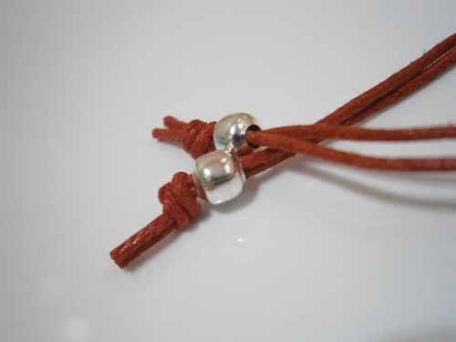 "Dvojsrdíčko" náramek - červený (macramé) — foto 5