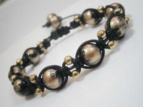 Černo-zlatý náramek (macramé/shamballa) — foto 2