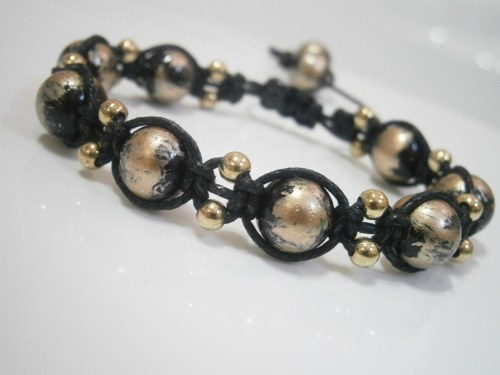 Černo-zlatý náramek (macramé/shamballa) — foto 3