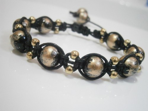 Černo-zlatý náramek (macramé/shamballa) — foto 4