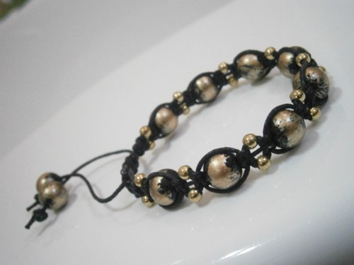 Černo-zlatý náramek (macramé/shamballa) — foto 5