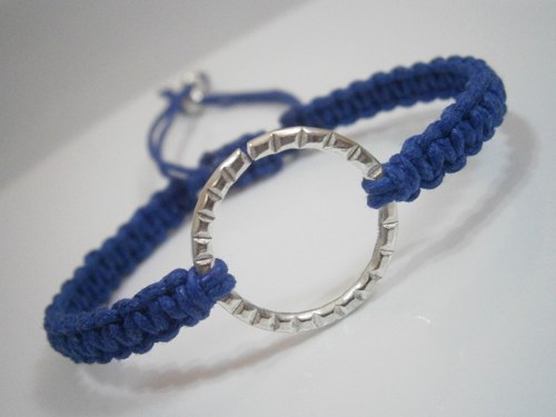 Tmavě modrý náramek - unisex (macramé) — foto 2