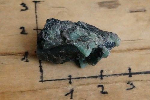 Smaragd v mateční hornině B9787 — foto 3