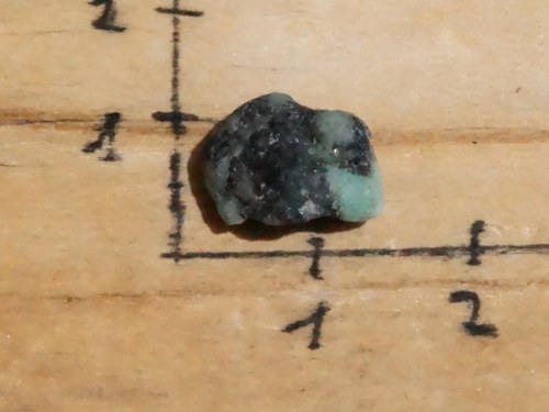 Smaragd v mateční hornině B9867 — foto 3