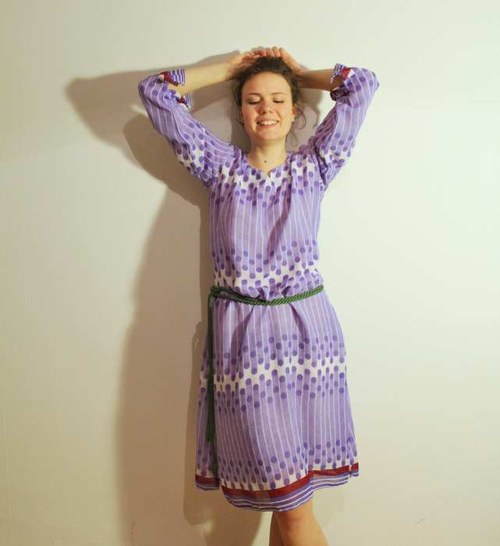 Fialová retro grafická tunika — foto 2