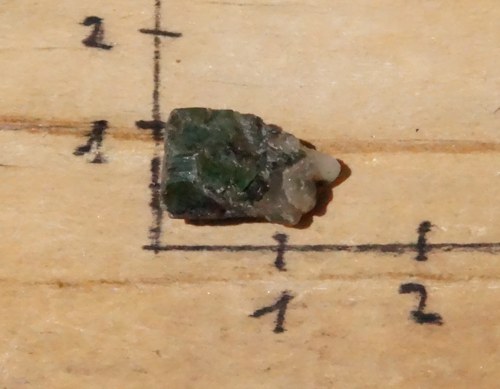 Smaragd v mateční hornině B9937 — foto 3