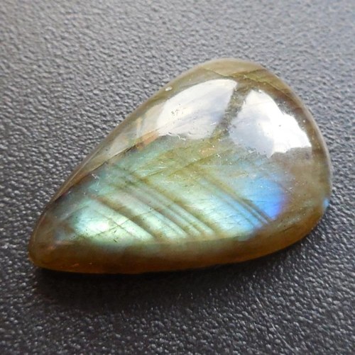 Labradorit - kabošon (23 x 15 x 7 mm) — foto 4