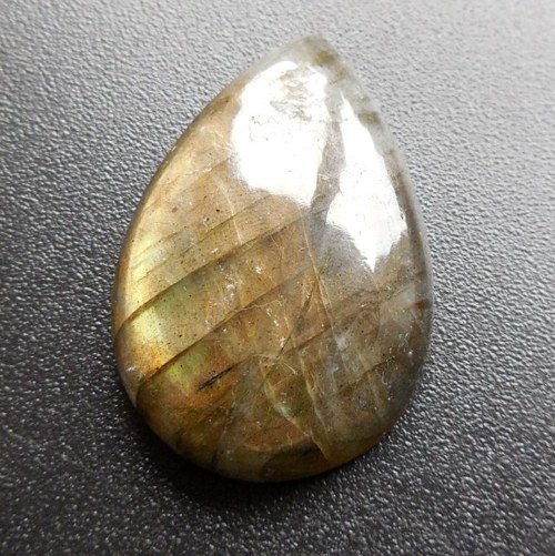 Labradorit - kabošon (33 x 22 x 8 mm) — foto 2