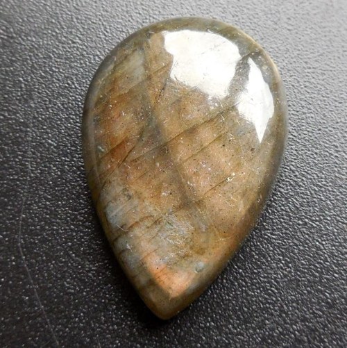 Labradorit - kabošon (33 x 22 x 8 mm) — foto 3