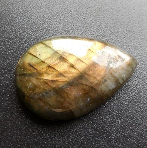 Labradorit - kabošon (33 x 22 x 8 mm) — foto 5