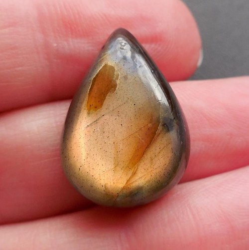 Labradorit - kabošon (22 x 15 x 8 mm) — foto 5