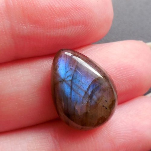 Labradorit - kabošon (18 x 13 x 6 mm) — foto 2