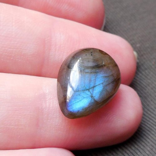 Labradorit - kabošon (18 x 13 x 6 mm) — foto 6