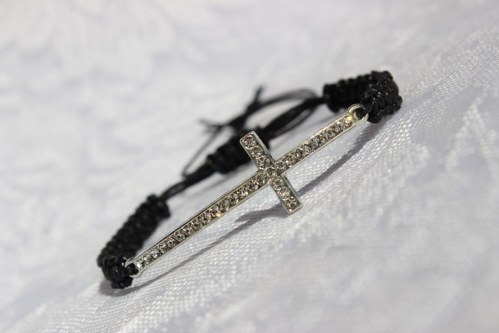 Kříž. Náramek makramé/shamballa — foto 2