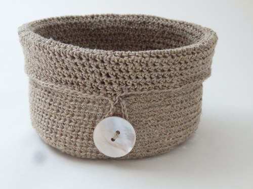 Háčkovaný košíček s perleťovým knoflíkem — foto 2