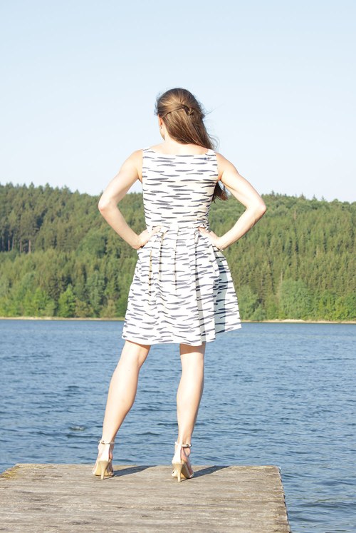 V hlubinách...smetanové šaty S...sleva — foto 5