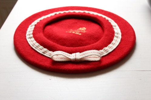 Červený baret s krémovou stuhou — foto 2