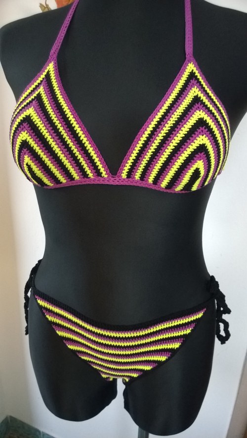 Háčkované bikiny:fialkočernožluté — foto 2