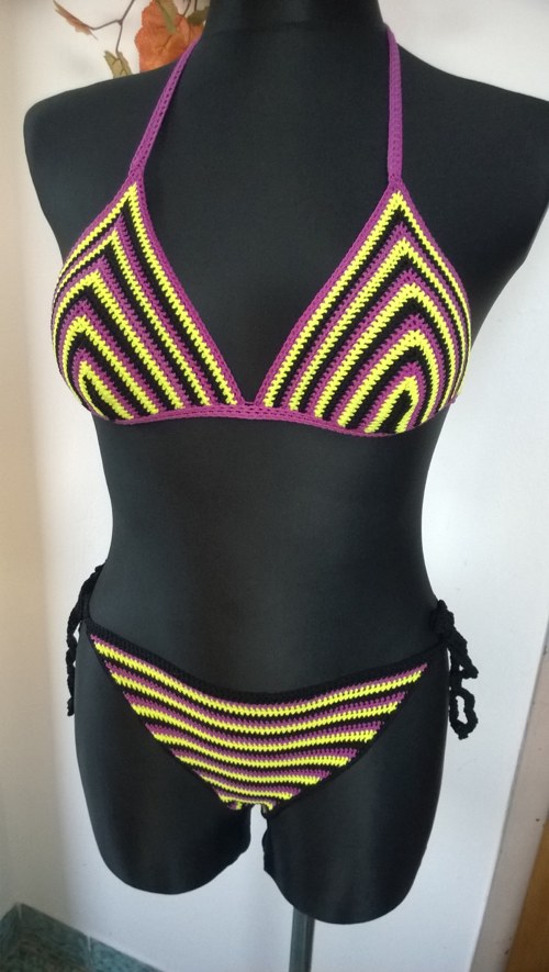 Háčkované bikiny:fialkočernožluté — foto 3