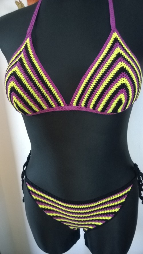 Háčkované bikiny:fialkočernožluté — foto 5