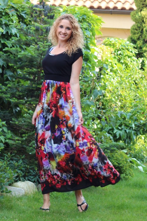 Dlouhé šaty s barevnou sukní — foto 4