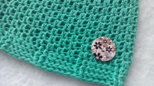 Dámská háčkovaná čepice s knoflíkem — foto 2
