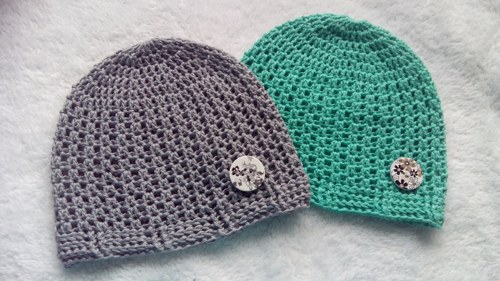 Dámská háčkovaná čepice s knoflíkem — foto 3