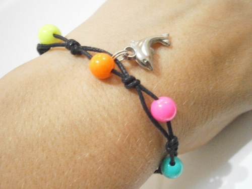 Neonový náramek s delfínem (macramé) — foto 3