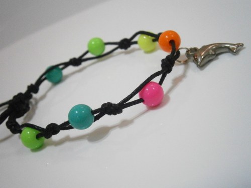 Neonový náramek s delfínem (macramé) — foto 5