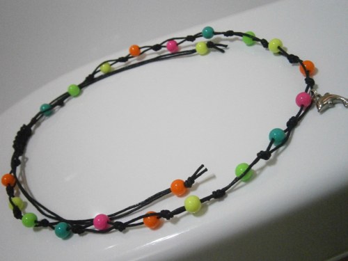 Neonový náhrdelník s delfínem (macramé) — foto 2