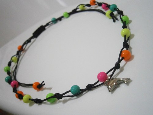 Neonový náhrdelník s delfínem (macramé) — foto 3