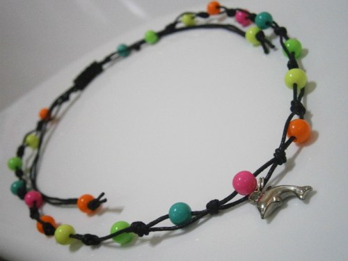 Neonový náhrdelník s delfínem (macramé) — foto 4