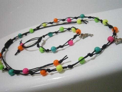 Neonový náhrdelník s delfínem (macramé) — foto 5