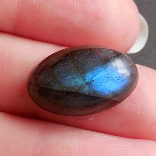 Labradorit - kabošon (19 x 12 x 8 mm) — foto 3