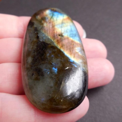 Labradorit - kabošon (65 x 31 x 8 mm) — foto 2