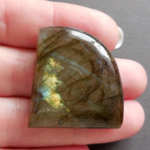 Labradorit - kabošon (32 x 30 x 9 mm) — foto 4