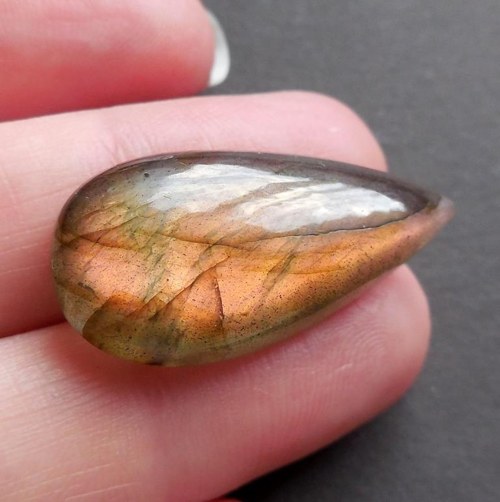 Labradorit - kabošon (31 x 15 x 7 mm) — foto 3