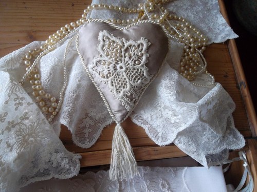 Hedvábné srdíčko se střapcem — foto 2