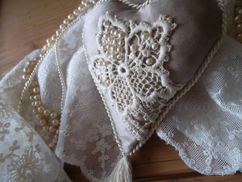 Hedvábné srdíčko se střapcem — foto 3