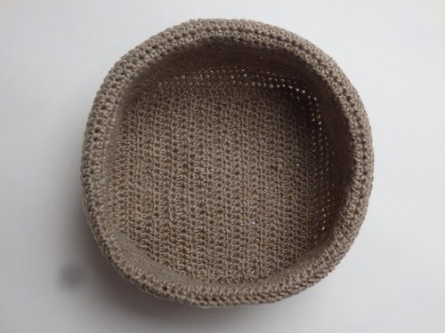Háčkovaný košíček s perleťovým knoflíkem — foto 3